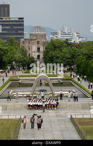 A-Bomb Dome (Hiroshima Peace Memorial), Cenotaph for the A-Bomb Victims dans Parc de la paix, Hiroshima, Japon Banque D'Images