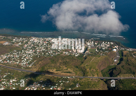 Hélicoptère survolant les St Gilles les Bains à la réunion. Vol en hélicoptère pour vraiment réaliser la puissance que la nature montre rien de mieux pour l'admirer de l'air. Les cirques et cascades, volcans et prendre des récifs coralliens sur une autre dimension. Le vol dure environ 45 minutes et coûte 200 euros. L'information, dans les mêmes hôtels. Banque D'Images