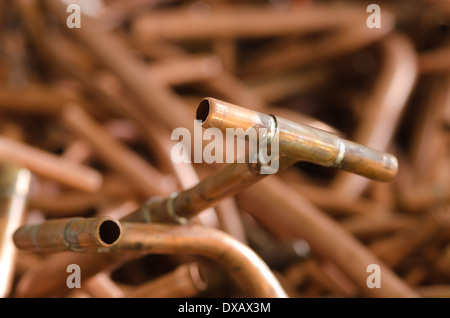 Masse de tuyau de plomberie en cuivre rejeté et ferraille maintenant 15 tubes de jonction 20 mm soudés sans plomb Banque D'Images