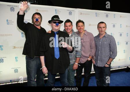 Las Vegas, NV, USA. Mar 21, 2014. Chandler Kinchla, John Popper, Tad Kinchla, Ben Wilson, Brendan Hill, Blues Traveler aux arrivées pour une nuit pour une goutte d'Aperçu Avantages Performance, Mandalay Bay Resort and Casino, Las Vegas, NV le 21 mars 2014. Credit : James Atoa/Everett Collection/Alamy Live News Banque D'Images