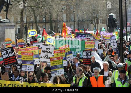 Londres, Royaume-Uni. 22 mars 2014. Des milliers ont participé à une marche et un rassemblement a eu lieu au centre de Londres le samedi 22 mars 2014, pour coïncider avec la Journée des Nations Unies contre le racisme dans le cadre de l'action à l'échelle européenne pour lutter contre le racisme et le fascisme. La procession assemblé à l'extérieur du Parlement avant de marcher le Trafalgar Square pour un rassemblement. La marche a été organisée par le TUC (Trades Union Congress) et l'UAF (s'unir contre le fascisme). Crédit : Christopher Middleton/Alamy Live News Banque D'Images