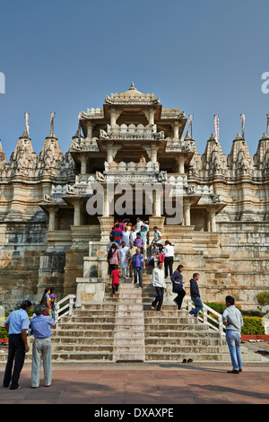 Ranakpur Jain temple Chaumukha, Mandir, fabriqué à partir de marbre blanc, collines Aravalli, Rajasthan, Inde Banque D'Images