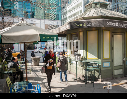 Les visiteurs de Bryant Park à New York à la concession "wichcraft Banque D'Images