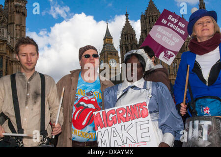 Londres, Royaume-Uni. 22 mars 2014. Jusqu'à 2 000 personnes par le Parlement d'un rassemblement à Trafalgar square marquant un jour contre le racisme qui tombe autour de l'anniversaire de l'Afrique du Sud Apartheid massacre de Sharpeville, en 1960. Crédit : Paul Davey/Alamy Live News Banque D'Images