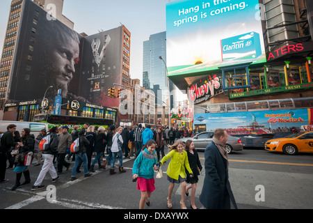 Un babillard électronique à Times Square à New York, appartenant à CBS Affichage Nord Banque D'Images