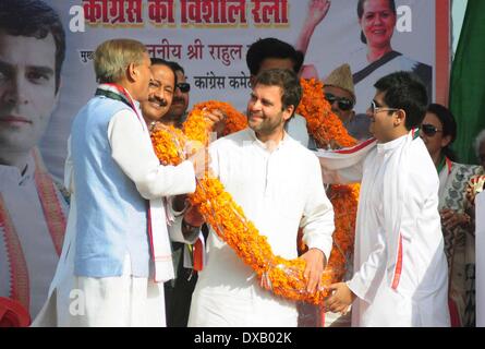 Pratapgrah, Inde. 22 mars 2014. Les travailleurs des partis proposant au Congrès garland Rahul Gandhi, vice-président au cours d'un rassemblement public de Pratapgarh sur 22-03-2014. .L'Inde va tenir des élections nationales du 7 avril au 12 mai, le coup d'un vote que de nombreux observateurs considèrent comme la plus importante élection dans plus de 30 ans dans la plus grande démocratie du monde. (Photo de Prabhat Verma / Pacific Press/Alamy Live News) Banque D'Images