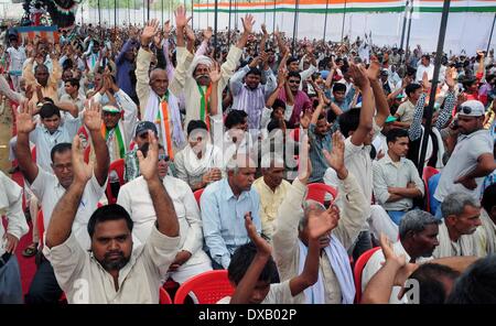 Pratapgrah, Inde. 22 mars 2014. Le but du congrès Congrès supporters lors du vice-président Rahul Gandhi rassemblement public pendant une campagne électorale Ramleela maidan dans Pratapgarh sur 22-03-2014. .L'Inde va tenir des élections nationales du 7 avril au 12 mai, le coup d'un vote que de nombreux observateurs considèrent comme la plus importante élection dans plus de 30 ans dans la plus grande démocratie du monde. (Photo de Prabhat Verma / Pacific Press/Alamy Live News) Banque D'Images