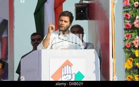 Pratapgrah, Inde. 22 mars 2014. Vice-président du Congrès Rahul Gandhi, s'adressant à un rassemblement public pendant une campagne électorale Ramleela maidan dans Pratapgarh sur 22-03-2014. .L'Inde va tenir des élections nationales du 7 avril au 12 mai, le coup d'un vote que de nombreux observateurs considèrent comme la plus importante élection dans plus de 30 ans dans la plus grande démocratie du monde. (Photo de Prabhat Verma / Pacific Press/Alamy Live News) Banque D'Images