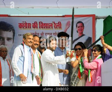 Pratapgrah, Inde. 22 mars 2014. Les femmes du Congrès des travailleurs présents au Congrès épée Rahul Gandhi, vice-président au cours d'un rassemblement public de Pratapgarh sur 22-03-2014. .L'Inde va tenir des élections nationales du 7 avril au 12 mai, le coup d'un vote que de nombreux observateurs considèrent comme la plus importante élection dans plus de 30 ans dans la plus grande démocratie du monde. (Photo de Prabhat Verma / Pacific Press/Alamy Live News) Banque D'Images