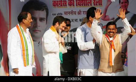 Pratapgrah, Inde. 22 mars 2014. Vice-président du Congrès Rahul Gandhi avec les autres chefs de parti pendant une campagne électorale rassemblement public de Pratapgarh sur 22-03-2014. .L'Inde va tenir des élections nationales du 7 avril au 12 mai, le coup d'un vote que de nombreux observateurs considèrent comme la plus importante élection dans plus de 30 ans dans la plus grande démocratie du monde. (Photo de Prabhat Verma / Pacific Press/Alamy Live News) Banque D'Images