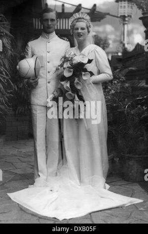 Officier de la Royal Navy dans l'uniforme blanc sur jour de mariage Banque D'Images