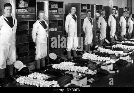 Les stagiaires de la Marine royale l'objet d'inspection kit à HMS St Vincent Banque D'Images