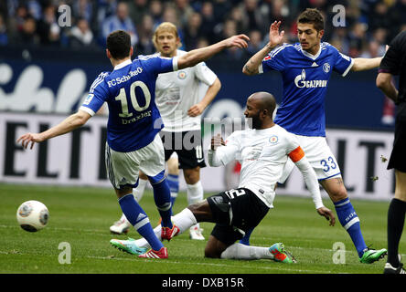 Gelsenkirchen, Allemagne. Mar 22, 2014. Julian Draxler Schalke's (L) et Romain Neustaedter rivalisent pour la balle avec l'Braunschweig Domi Kumbela (C) au cours de la Bundesliga match entre le FC Schalke et de l'Eintracht Braunschweig au Veltins Arena à Gelsenkirchen, Allemagne, 22 mars 2014. Photo : ROLAND WEIHRAUCH/dpa (ATTENTION : En raison de la lignes directrices d'accréditation, le LDF n'autorise la publication et l'utilisation de jusqu'à 15 photos par correspondance sur internet et dans les médias en ligne pendant le match.)/dpa/Alamy Live News Banque D'Images