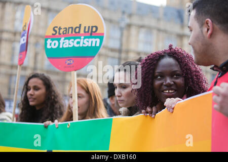 Londres, Royaume-Uni. 22 mars 2014. L'Organisation des Nations Unies sur l'antiracisme jour plusieurs milliers de personnes ont participé à une démonstration dans le centre de Londres pour protester contre le racisme et le fascisme. Credit : Nick Savage/Alamy Live News Banque D'Images