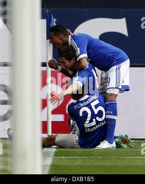 Gelsenkirchen, Allemagne. Mar 22, 2014. L'Goretzka Schalke Leon (C) célèbre son but avec 1-0 Klaas-Jan Huntelaar et Kevin Prince Boateng lors de la Bundesliga match entre le FC Schalke et de l'Eintracht Braunschweig au Veltins Arena à Gelsenkirchen, Allemagne, 22 mars 2014. Photo : ROLAND WEIHRAUCH/dpa (ATTENTION : En raison de la lignes directrices d'accréditation, le LDF n'autorise la publication et l'utilisation de jusqu'à 15 photos par correspondance sur internet et dans les médias en ligne pendant le match.)/dpa/Alamy Live News Banque D'Images