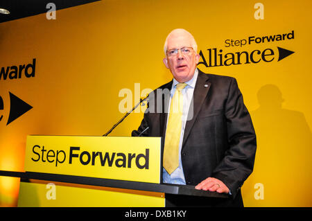 Belfast, Irlande du Nord. 22 mars 2014 - député provincial Dickson Stewart prend la parole lors de la Conférence de l'Alliance Party Crédit : Stephen Barnes/Alamy Live News Banque D'Images