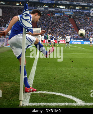 Gelsenkirchen, Allemagne. Mar 22, 2014. Julian Draxler Schalke's kicks du coin au cours de la Bundesliga match entre le FC Schalke et de l'Eintracht Braunschweig au Veltins Arena à Gelsenkirchen, Allemagne, 22 mars 2014. Photo : ROLAND WEIHRAUCH/dpa (ATTENTION : En raison de la lignes directrices d'accréditation, le LDF n'autorise la publication et l'utilisation de jusqu'à 15 photos par correspondance sur internet et dans les médias en ligne pendant le match.)/dpa/Alamy Live News Banque D'Images