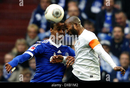 Gelsenkirchen, Allemagne. Mar 22, 2014. Le Schalke Matip Joel (L) convoite la la balle avec Braunschweig's Domi Kumbela durant la Bundesliga match entre le FC Schalke et de l'Eintracht Braunschweig au Veltins Arena à Gelsenkirchen, Allemagne, 22 mars 2014. Photo : ROLAND WEIHRAUCH/dpa (ATTENTION : En raison de la lignes directrices d'accréditation, le LDF n'autorise la publication et l'utilisation de jusqu'à 15 photos par correspondance sur internet et dans les médias en ligne pendant le match.)/dpa/Alamy Live News Banque D'Images
