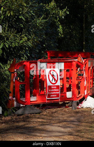 Strictement aucun accès à des personnes non autorisées de signer sur les obstacles autour de travaux sur la chaussée Banque D'Images