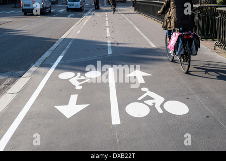 VÉLOS SÉPARÉS PISTES CYCLABLES PISTES cyclables les deux voies cyclables sur le trottoir Strasbourg Alsace France Europe Banque D'Images