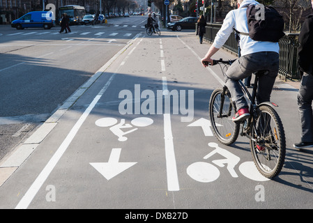 VÉLOS SÉPARÉS PISTES CYCLABLES LES deux voies de vélo sur le pavé Strasbourg Alsace France Banque D'Images