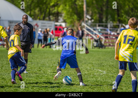 Garçons jouant au football, à l'extérieur. Banque D'Images