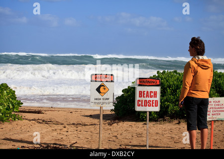 Haena Beach après une tempête tropicale sur Kauai, Hawaii. Banque D'Images