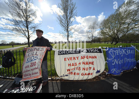 Londres, Royaume-Uni. 22 mars 2014 : la mère et l'enfant inscrivez-vous les voix de la non-violence créative UK L'hôte d'une protestation contre le vol avec la population afghane Kites Fly Drone aucune protestation à l'Orateur Corner à Londres. Photo par voir Li/Alamy Live News Banque D'Images