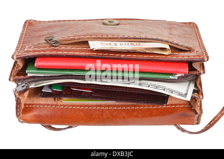 Espèces, cartes de crédit, des documents en petites femmes sac à main isolé sur fond blanc Banque D'Images