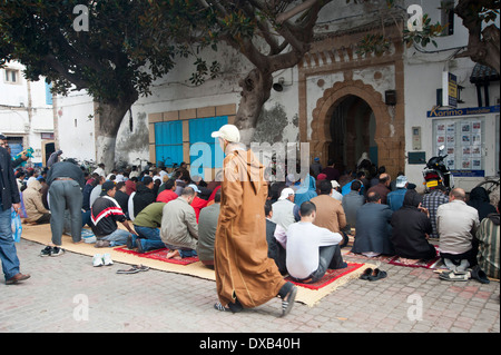 La prière du vendredi à la place Moulay Hassan, Essaouira, Maroc Banque D'Images