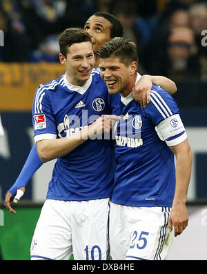 Gelsenkirchen, Allemagne. Mar 22, 2014. Schalke est Klaas-Jan Huntelaar (R) célèbre son but avec 2-0 Julian Draxler (L) et Joel Matip lors de la Bundesliga match entre le FC Schalke et de l'Eintracht Braunschweig au Veltins Arena à Gelsenkirchen, Allemagne, 22 mars 2014. Schalke a gagné 3-1. Photo : ROLAND WEIHRAUCH/dpa (ATTENTION : En raison de la lignes directrices d'accréditation, le LDF n'autorise la publication et l'utilisation de jusqu'à 15 photos par correspondance sur internet et dans les médias en ligne pendant le match.)/dpa/Alamy Live News Banque D'Images