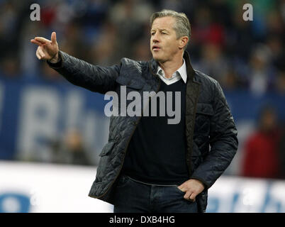 Gelsenkirchen, Allemagne. Mar 22, 2014. L'entraîneur-chef Schalke Jens Keller lors de la Bundesliga match entre le FC Schalke et de l'Eintracht Braunschweig au Veltins Arena à Gelsenkirchen, Allemagne, 22 mars 2014. Photo : ROLAND WEIHRAUCH/dpa (ATTENTION : En raison de la lignes directrices d'accréditation, le LDF n'autorise la publication et l'utilisation de jusqu'à 15 photos par correspondance sur internet et dans les médias en ligne pendant le match.)/dpa/Alamy Live News Banque D'Images