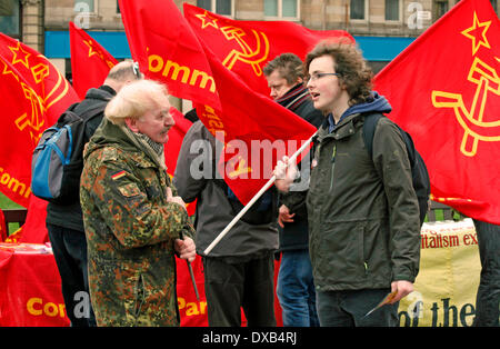 Glasgow, Ecosse, Royaume-Uni. 22 mars 2014. La lutte contre le racisme, mars et manifestation tenue à George Square, Glasgow, Écosse, Royaume-Uni, par un défilé dans les rues du centre-ville. La manifestation était organisée par la direction de l'Écossais de "Unis contre le fascisme" pour célébrer la Journée des Nations Unies Anti-Fascism avec de nombreux groupes d'intérêt et AAMER Anwar, un éminent avocat des égalités participant Credit : Findlay/Alamy Live News Banque D'Images