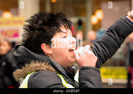 Glasgow, Ecosse, Royaume-Uni. 22 mars 2014. La lutte contre le racisme, mars et manifestation tenue à George Square, Glasgow, Écosse, Royaume-Uni, par un défilé dans les rues du centre-ville. La manifestation était organisée par la direction de l'Écossais de "Unis contre le fascisme" pour célébrer la Journée des Nations Unies Anti-Fascism avec de nombreux groupes d'intérêt et AAMER Anwar, un éminent avocat des égalités participant Credit : Findlay/Alamy Live News Banque D'Images