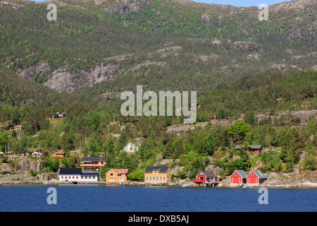 Cabines et les hangars à bateaux de pêche sur la côte norvégienne fjord Osterfjorden, près de Bergen, Hordaland, Norvège, Scandinavie, Europe Banque D'Images