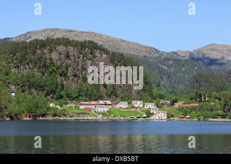 Ferme et maisons de village sur la côte norvégienne, fjord Osterfjorden près de Bergen, Hordaland, Norvège, Scandinavie Banque D'Images