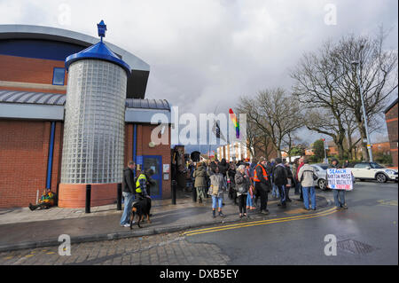 Swinton, Salford, Manchester, UK . 22 mars 2014. Les militants anti-gaz de schiste manifestation devant la station de police de Swinton, Salford, Manchester. Les protestataires se tenir en face de la gare de ploice à côté d'une route principale très fréquentée l'affichage de panneaux pour les automobilistes l'attention. Crédit : Dave Ellison/Alamy Live News Banque D'Images