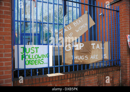Swinton, Salford, Manchester, UK . 22 mars 2014. Les militants anti-gaz de schiste manifestation devant la station de police de Swinton, Salford, Manchester. Pancartes ornent les rampes en face du poste de police accussing l'unité de l'aide tactique de brutalité à l'égard des femmes. Crédit : Dave Ellison/Alamy Live News Banque D'Images