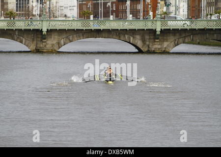 Dublin, Irlande. 22 mars 2014. Une des courses de bateaux dans le 70e Chef de la Dublin river race sur la rivière Liffey. Plus de 40 bateaux ont eu lieu dans le Dublin 2014 Chef de la rivière de la race. Cette course d'aviron qui a eu lieu sur la rivière Liffey à Dublin a été organisé pour la 70e fois. Crédit : Michael Debets/Alamy Live News Banque D'Images