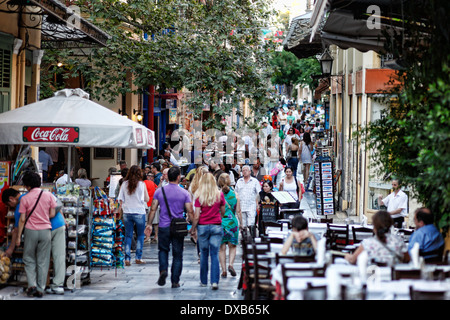 Les rues bondées de Plaka à Athènes, Grèce Banque D'Images