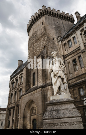 Statue de Marguerite d'Angoulême à l'extérieur de l'Hôtel de Ville, Angoulême, Charente, France Banque D'Images