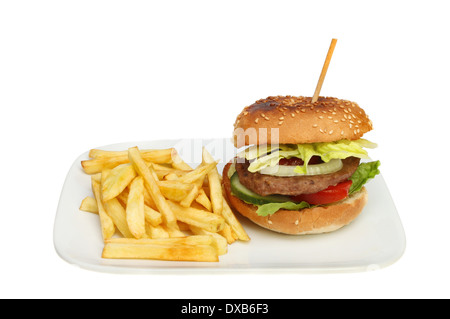 Burger de boeuf et frites sur une assiette blanche contre isolés Banque D'Images