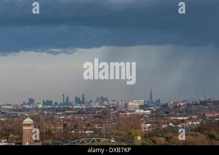 Northala Fields, Northolt, Londres, Royaume-Uni, 22 mars 2014. Un cumulonimbus nuage tempête passe sur le centre de Londres, portant une forte pluie douche à la capitale. Crédit : Stephen Chung/Alamy Live News Banque D'Images