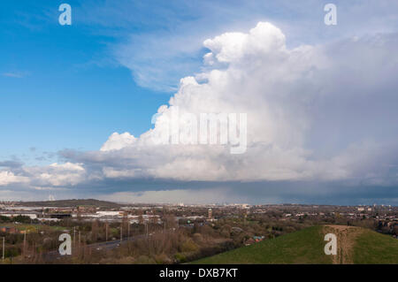 Northala Fields, Northolt, Londres, Royaume-Uni, 22 mars 2014. Un cumulonimbus nuage tempête passant sur le centre de Londres, portant une forte pluie douche à la capitale. Crédit : Stephen Chung/Alamy Live News Banque D'Images