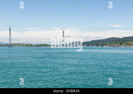 Travaux de construction d'un pont sur la mer en Corée du Sud à proximité de Yeosu comme vu de la mer Banque D'Images
