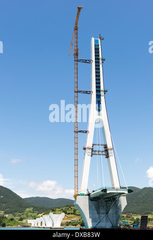 Travaux de construction d'un pont sur la mer en Corée du Sud à proximité de yeosu comme vu de la mer Banque D'Images