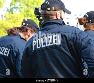 Groupe de policiers allemands vu de derrière le port de l'uniforme marqué 'Polizei" au cours des manifestations du premier mai à Hambourg, Allemagne Banque D'Images