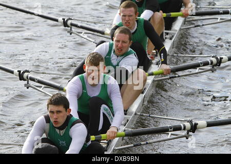 Dublin, Irlande. 22 mars 2014. Une des courses de bateaux dans le 70e Chef de la Dublin river race sur la rivière Liffey. Plus de 40 bateaux ont eu lieu dans le Dublin 2014 Chef de la rivière de la race. Cette course d'aviron qui a eu lieu sur la rivière Liffey à Dublin a été organisé pour la 70e fois. Crédit : Michael Debets/Alamy Live News Banque D'Images