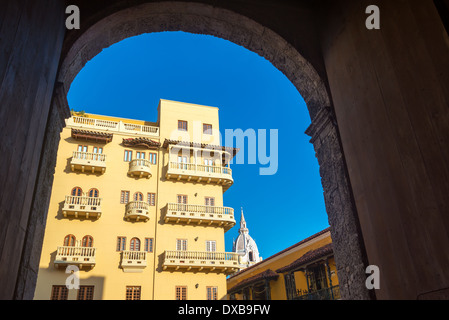 Vue sur un balcon colonial vu depuis une haute arche porte dans le centre historique de Carthagène Banque D'Images