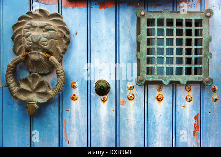 Historique ancien heurtoir sur une porte bleue à Carthagène, Colombie Banque D'Images